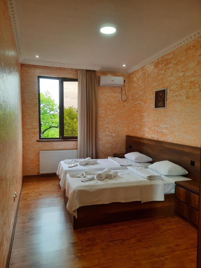 Inaisi Hotel Koutaïssi Extérieur photo
