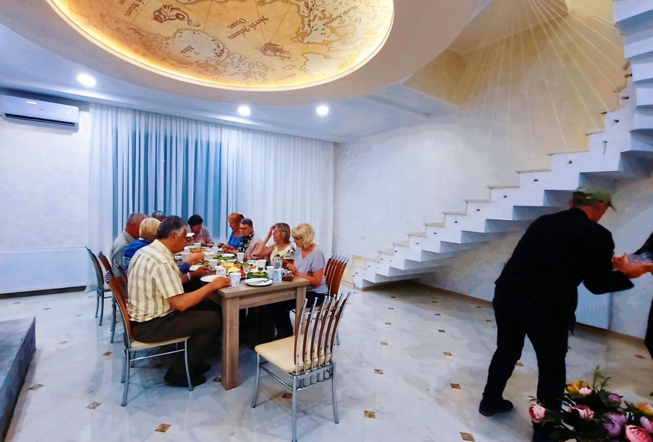 Inaisi Hotel Koutaïssi Extérieur photo