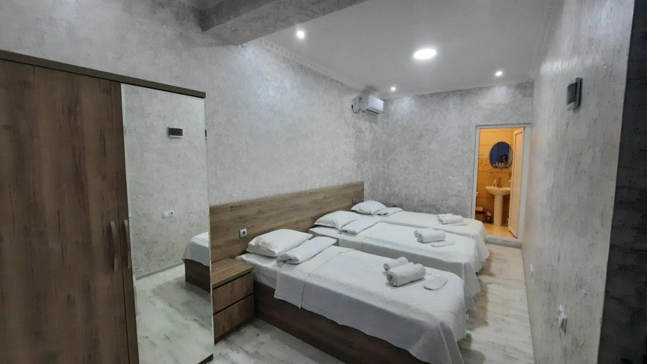 Inaisi Hotel Koutaïssi Extérieur photo