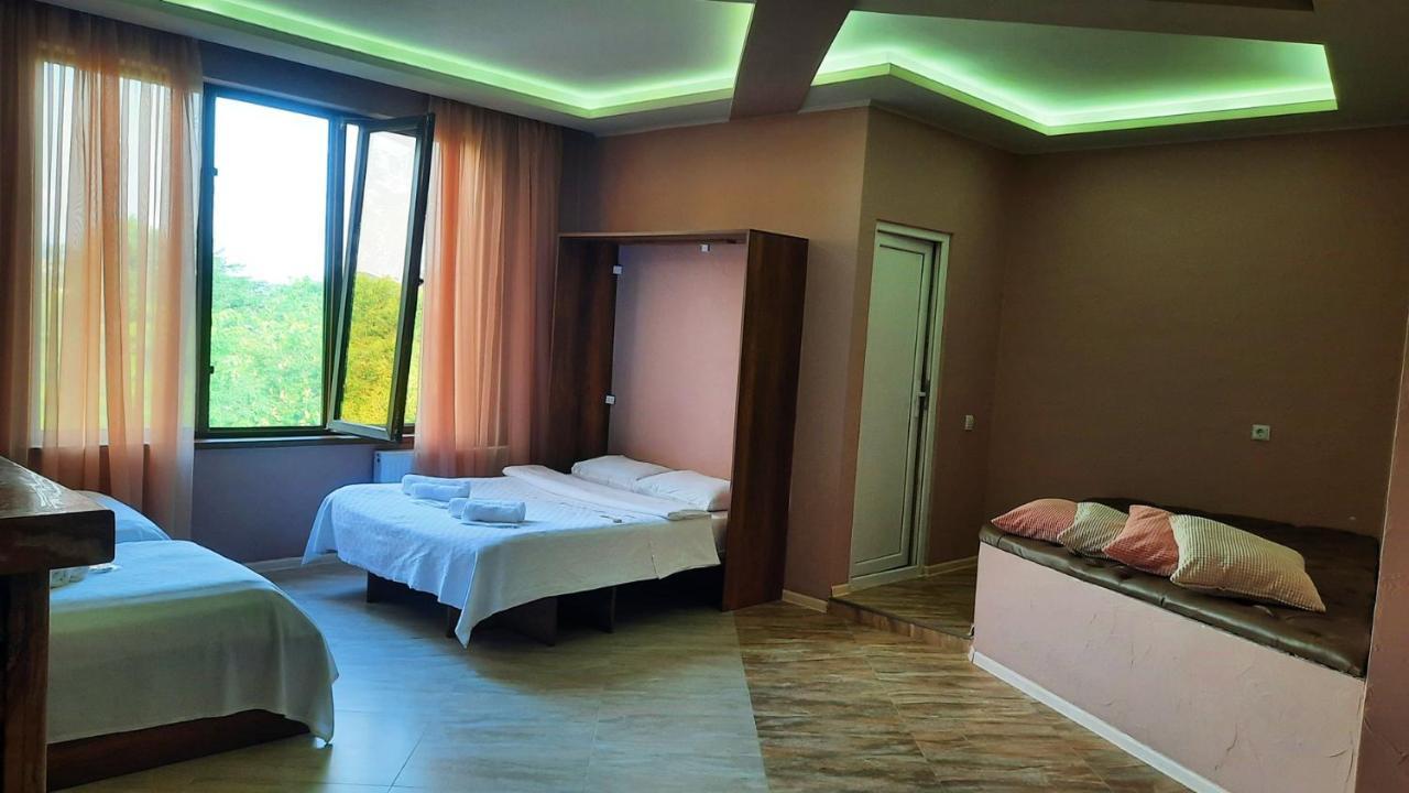 Inaisi Hotel Koutaïssi Extérieur photo