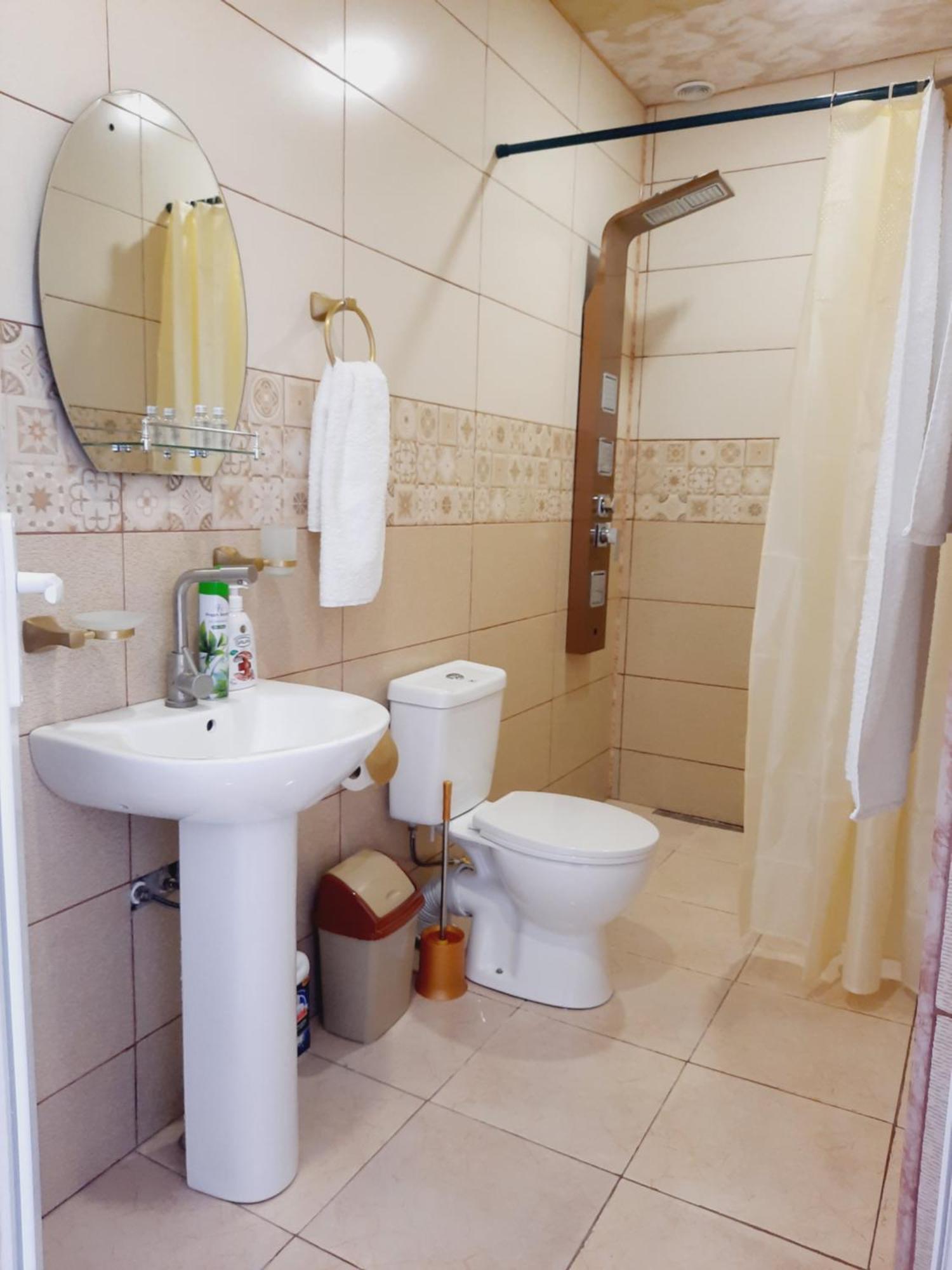 Inaisi Hotel Koutaïssi Extérieur photo
